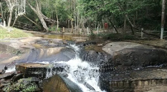 【シェムリアップ】 郊外2大遺跡 クバルスピアン+ベンメリア1日観光ツアー＜日本語ガイド付き>